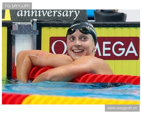 刷到凯蒂·莱德基度假照，泳池边那个包比我整年工资还贵，呜……