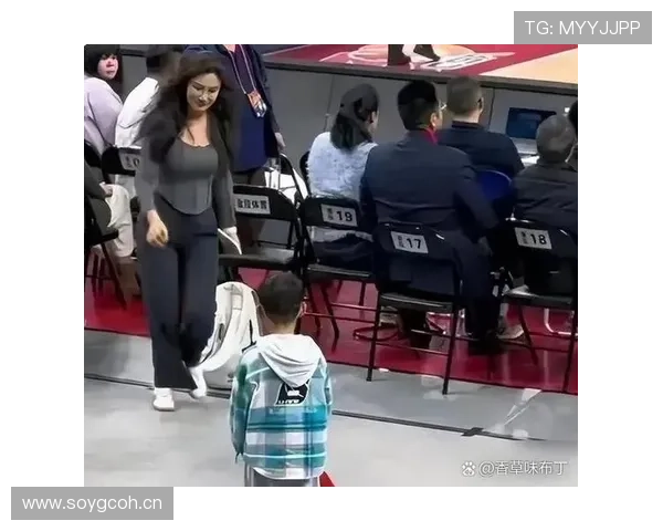 周琦竟然穿着百块T恤去豪车展，跟他球场上的光鲜完全两回事啊